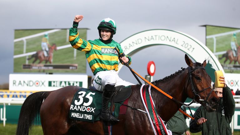 Rachel Blackmore celebra la victoria de Grand National en Minella Times