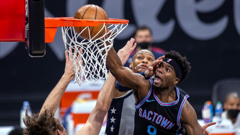 Sacramento Kings forward Terence Davis (9) dunks against Washington Wizards center Robin Lopez, left, and guard Russell Westbrook (4) during the fourth quarter of an NBA basketball game in Sacramento, Calif., Wednesday, April 14, 2021. (AP Photo/Hector Amezcua)



