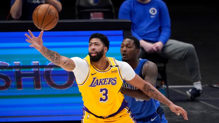 La Lakers Anthony Davis Returns After 30 Game Absence Against Dallas Mavericks Scores Four Points In First Half Nba News Sky Sports