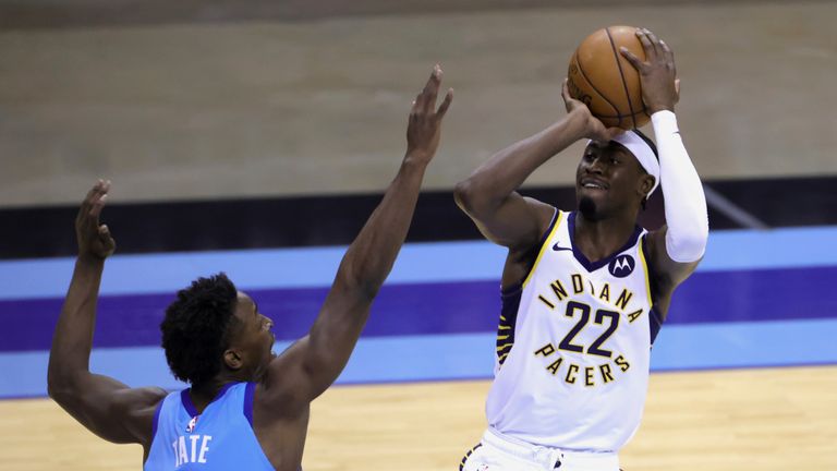 Indiana Pacers&#39; Caris LeVert shoots over Houston Rockets&#39; Jae&#39;Sean Tate during the second quarter of an NBA basketball game Wednesday, April 14, 2021, in Houston. (Carmen Mandato/Pool Photo via AP)


