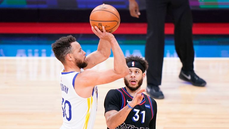 Golden State Warriors' Stephen Curry, left, goes up for a shot past Philadelphia 76ers' Seth Curry during the first half of an NBA basketball game, Monday, April 19, 2021, in Philadelphia. (AP Photo/Matt Slocum) 