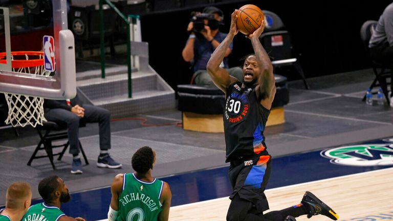 AP - El alero de los New York Knicks Julius Randle (30) impulsa adentro para anotar mientras el escolta de los Dallas Mavericks Josh Richardson (0) y el alero Tim Hardaway Jr. (11) observan