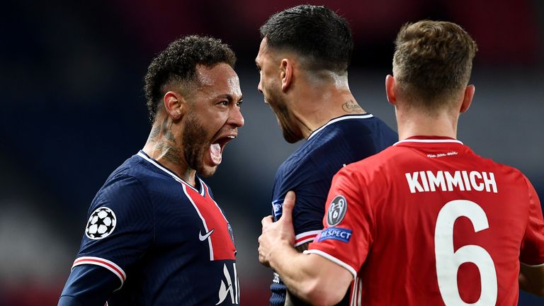 PARIS, FRANKREICH - 13. APRIL: Neymar von Paris Saint-Germain und Teamkollege Leandro Paredes feierten den Vollzeitsieg ihres Teams nach dem Rückspiel des Viertelfinalspiels der UEFA Champions League zwischen Paris Saint-Germain und Bayern München im Park.  Des Princes am 13. April 2021 in Paris, Frankreich.  Sportstadien in ganz Frankreich unterliegen aufgrund der Coronavirus-Pandemie weiterhin strengen Einschränkungen, da die staatlichen Gesetze zur sozialen Distanzierung Fans in Stadien verbieten, die dazu führen, dass Spiele hinter CL ausgetragen werden