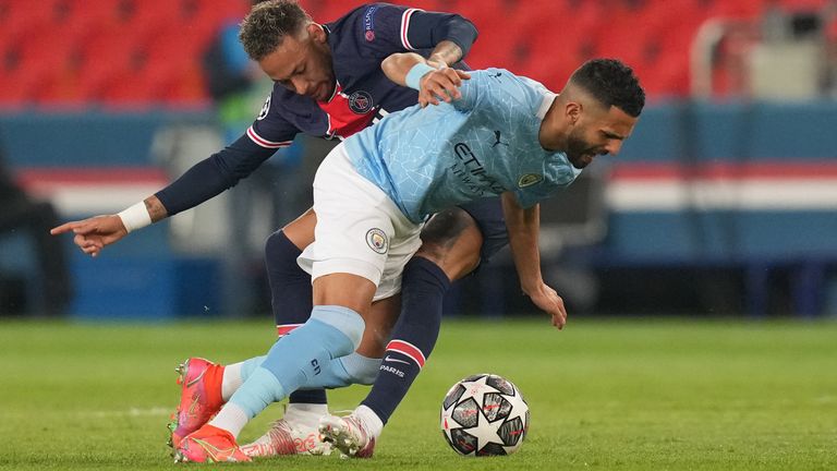 Neymar del Paris Saint-Germain (izquierda) y Riyad Mahrez del Manchester City luchan por el balón durante la semifinal de la UEFA Champions League, partido de ida, en el Parc des Princes en París, Francia.