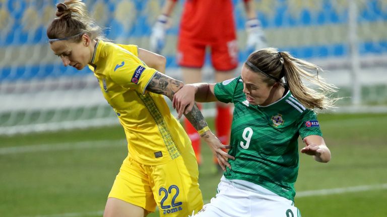 أطلقت سيمون ماجيل سيدات أيرلندا الشمالية للفوز 2-1 على أوكرانيا للسيدات في ذهاب مباراة فاصلة كأس الأمم الأوروبية للسيدات 2022.  