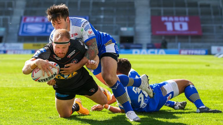 Picture by Alex Whitehead/SWpix.com - 02/04/2021 - Rugby League - Betfred Super League - Leeds Rhinos v Castleford Tigers - Totally Wicked Stadium, St Helens, England - Castleford's Oliver Holmes scores a try.