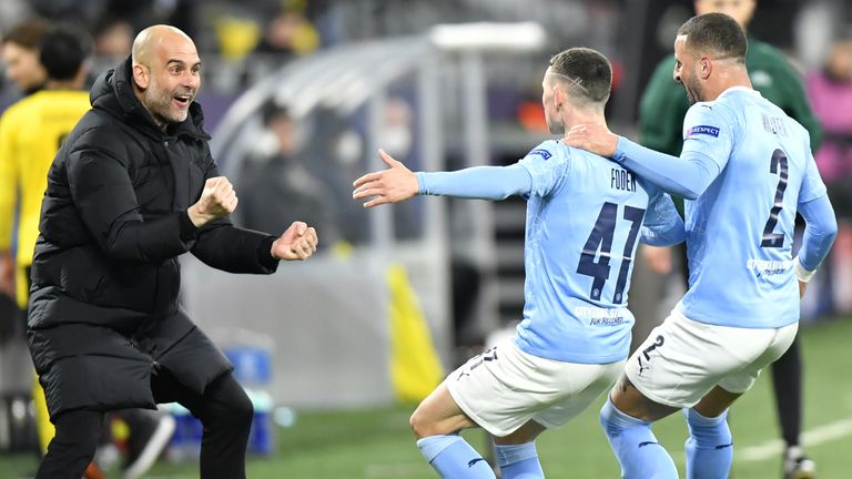 Pep Guardiola slaví po gólu Phil Foden v Man City proti Borussii Dortmund