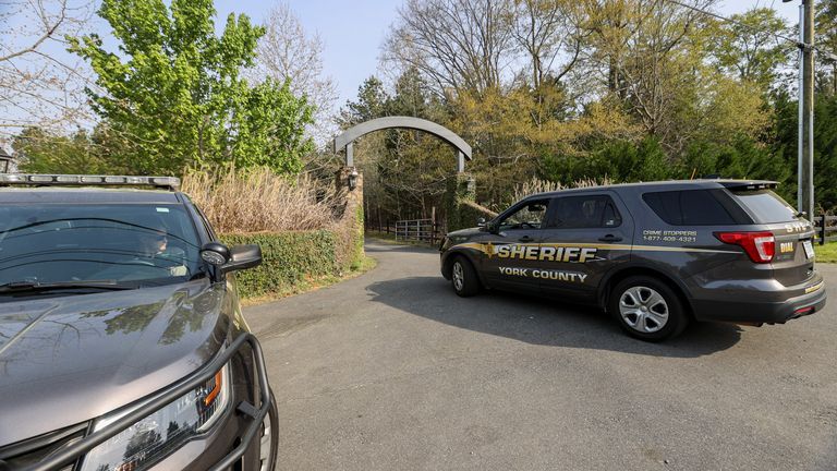 La police garde l'entrée de la maison où les fusillades ont eu lieu.  Pic: Presse associée