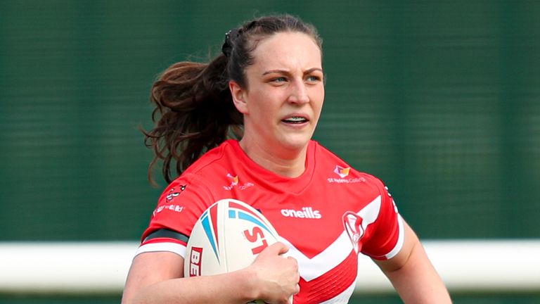 Rachael Woosey, non plafonnée, est l'une des 10 joueuses de St Helens dans l'équipe d'Angleterre