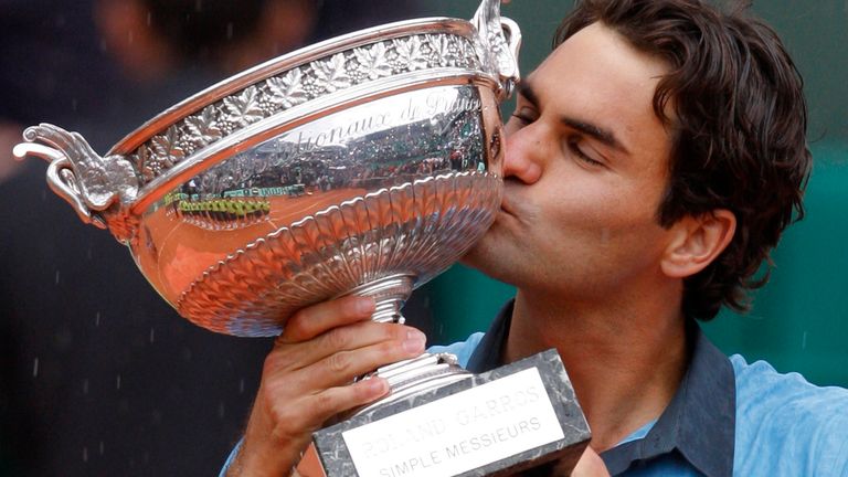 Switzerland's Roger Federer v Sweden's Robin Soderling during their men's singles final match of the French Open tennis tournament at the Roland Garros stadium in Paris, Sunday June 7, 2009. (AP Photo/Christophe Ena)