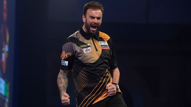 WILLIAM HILL WORLD DARTS CHAMPIONSHIP 2021,.ALAXANDRA PALACE,.LONDON.PIC;LAWRENCE LUSTIG.ROUND 1.ROSS SMITH V DAVID EVANS.ROSS SMITH IN ACTION