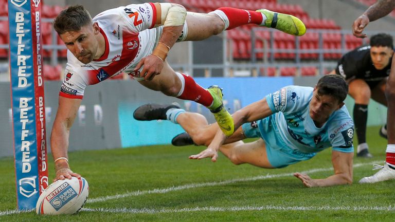 Tommy Makinson scores a try against Wakefield