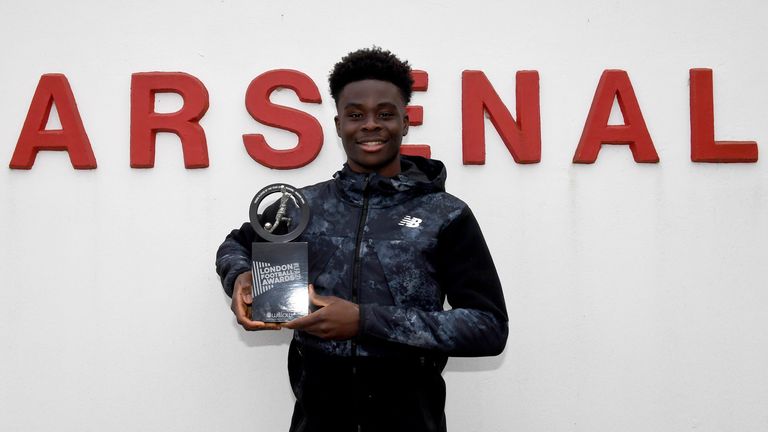 Bukayo Saka (Arsenal) with his London Football Awards Young Player of the Year Award. Arsenal Training Ground. London Colney, 7/4/21. Credit : Arsenal Football Club / David Price.