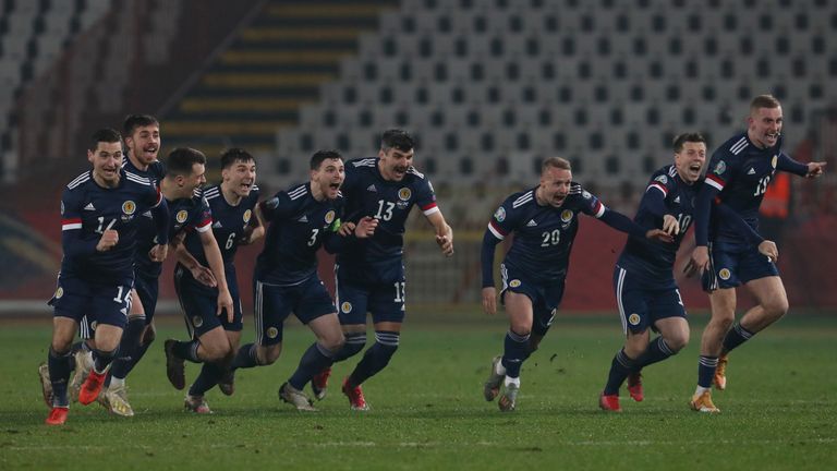 AP - تأهلت اسكتلندا إلى أول بطولة كبرى لها منذ 1998 بفوزها على صربيا