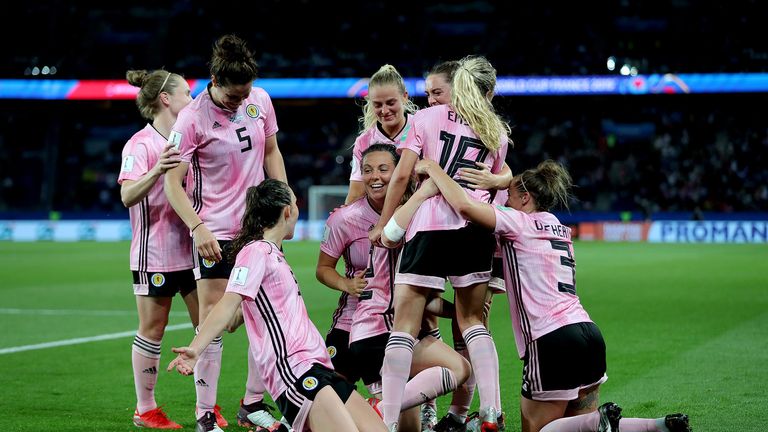 تحتفل اسكتلندا إيرين كوثبرت (المحجوبة) بتسجيل الهدف الثالث لفريقها في المباراة خلال كأس العالم لكرة القدم للسيدات ، مباراة المجموعة الرابعة في بارك دي برينس ، باريس.
