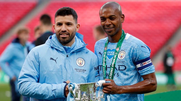 Sergio Aguero et Fernandinho célèbrent avec le trophée après avoir remporté la Coupe Carabao (AP)