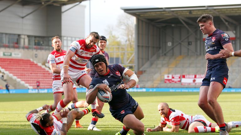 Sione Mata&#39;utia scores for St Helens.