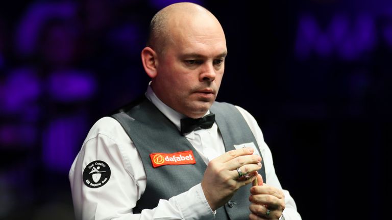 Stuart Bingham of England considers a shot to Mark Williams of Wales at 2020 Masters in London, the United Kingdom, 15 January 2020. Stuart Bingham of England defeated Mark Williams of Wales with 6-2. (Imaginechina via AP Images)