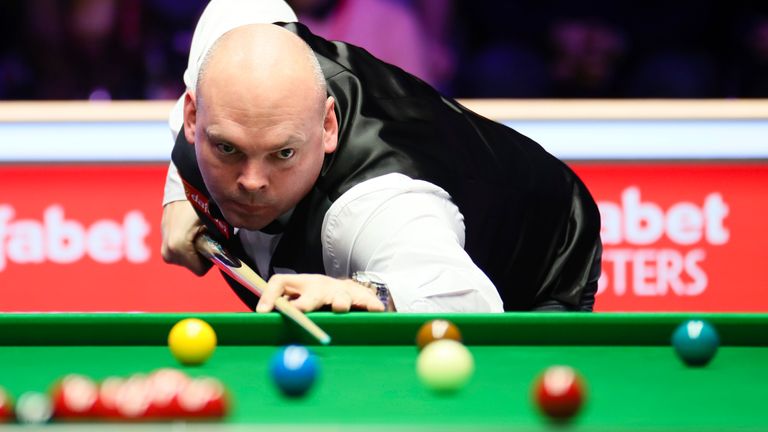 Stuart Bingham of England plays a shot to Mark Williams of Wales at 2020 Masters in London, the United Kingdom, 15 January 2020. Stuart Bingham of England defeated Mark Williams of Wales with 6-2. (Imaginechina via AP Images)