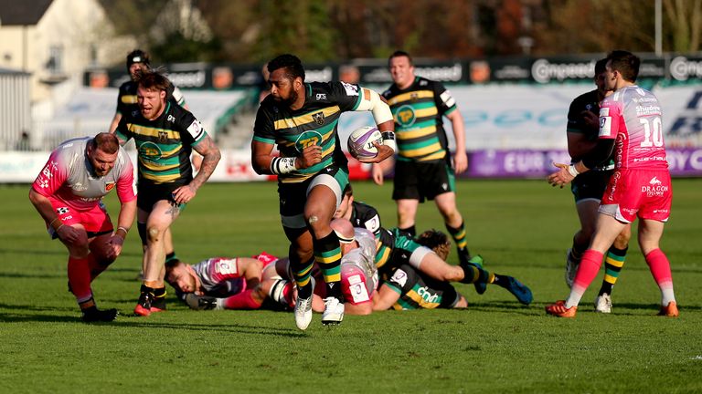 Taqele Naiyaravoro scores for Saints