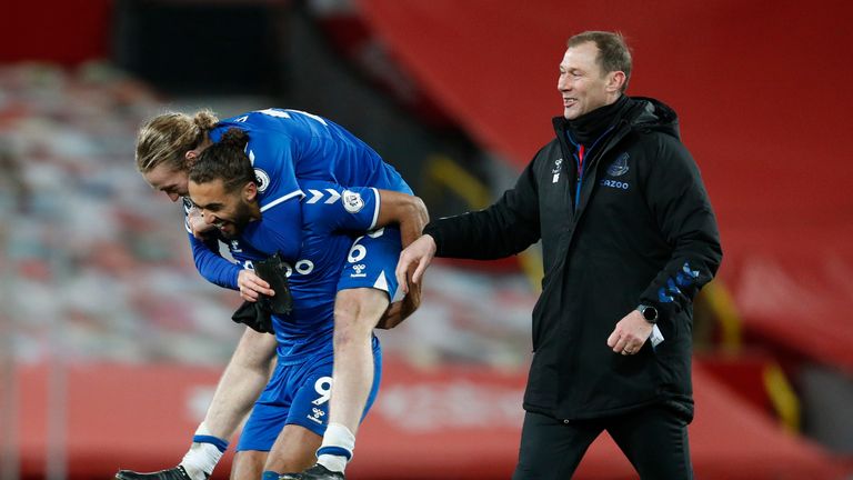 AP - Tom Davies and Dominic Calvert-Lewin with Duncan Ferguson