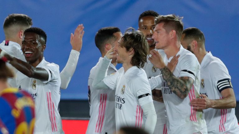 Toni Kroos celebra los goles de Real Madrid y Barcelona