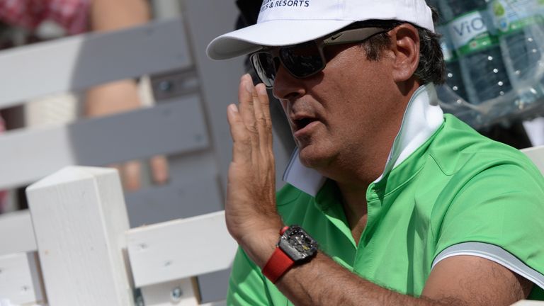 Toni Nadal, Onkel und Trainer von Nadal aus Spanien sitzt am 01.08.2015 beim ATP-Turnier in Hamburg im Halbfinale auf den Rängen. Photo by: Daniel Reinhardt/picture-alliance/dpa/AP Images