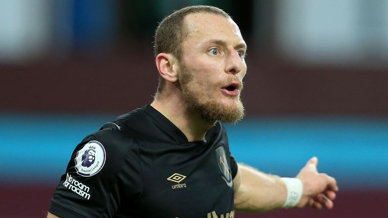 Vladimir Coufal de West Ham United gestes lors de la Premier League match entre Aston Villa et West Ham United