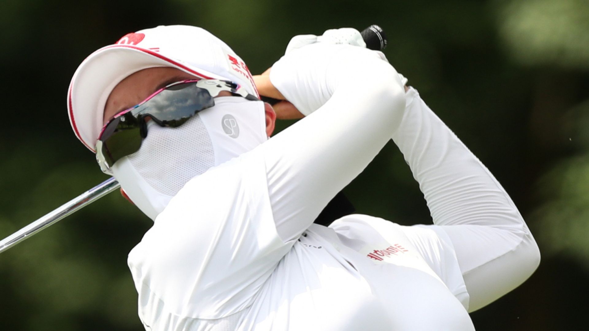 Golfer fends off fire ant attack!