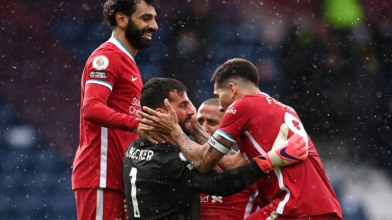 Alisson célèbre son défunt vainqueur contre West Brom avec ses coéquipiers