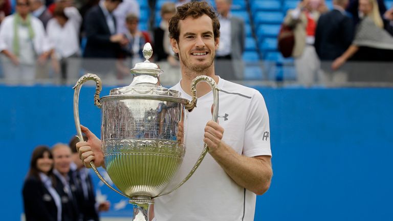 Britain's Andy Murray lifts the trophy after beating Canada's Milos Raonic in their final tennis match on the seventh day of the Queen's Championships London, England, Sunday June 19, 2016. (AP Photo/Tim Ireland)     