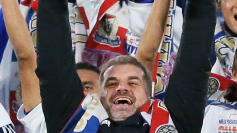 Angelos "Ange" Postecoglou, manager de Yokohama F.Marinos, célèbre après avoir remporté le titre de la J-League