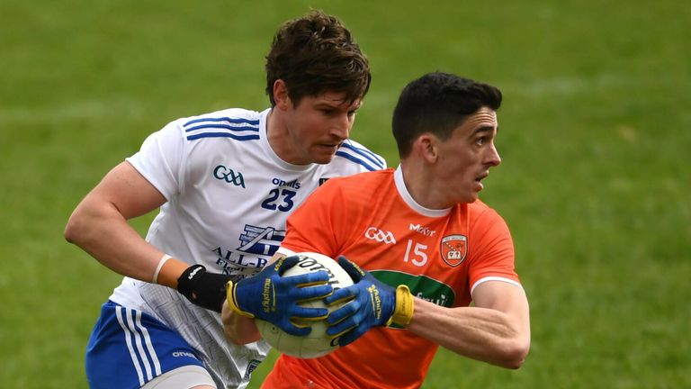 Rory Grugan d'Armagh échappe à Darren Hughes de Monaghan