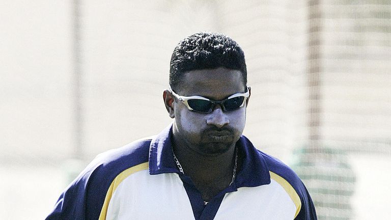 Sri Lanka's Avishka Gunawardene warms up during the practice session at Sardar Patel Gujarat Stadium in Ahmedabad, 16 December 2005. India and Sri Lanka are scheduled to play the third and final Test match in Ahmedabad from 18 December to 22 