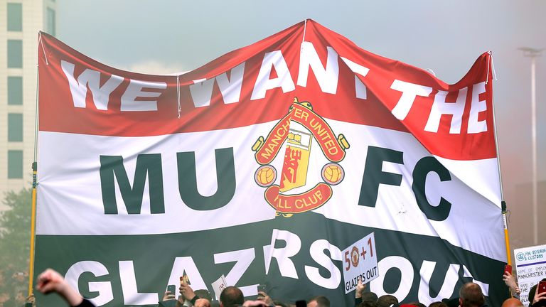 I fan mostrano uno striscione mentre protestano contro i Glazers, i proprietari del Manchester United, in vista della partita della Premier League contro il Liverpool all'Old Trafford, Manchester.  Data di uscita: domenica 2 maggio 2021.