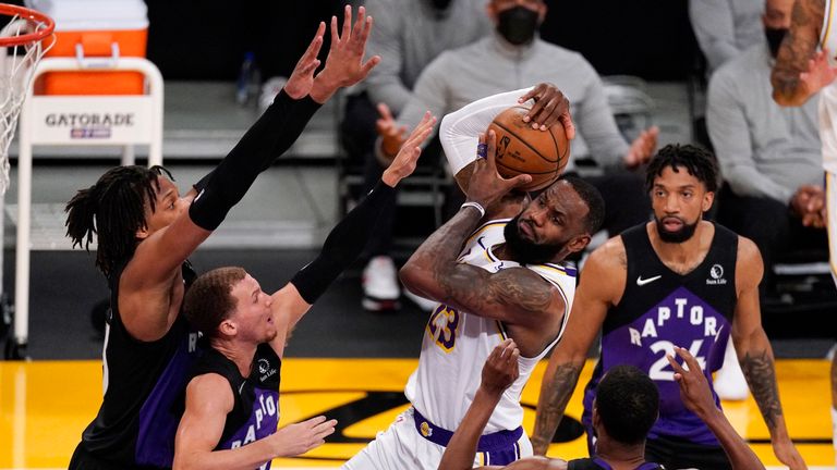 Highlights of the Toronto Raptors against the Los Angeles Lakers in Week 19 of the NBA.