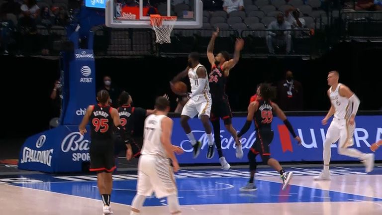 Tim Hardaway Jr&#39;s behind-the-back assist enabled Kristaps Porziņģis to score for Dallas against Toronto in the final quarter.