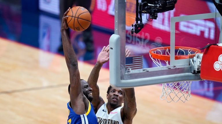 Draymond Green's powerful one-handed dunk shot saw Golden State extend their lead in the first half against New Orleans.