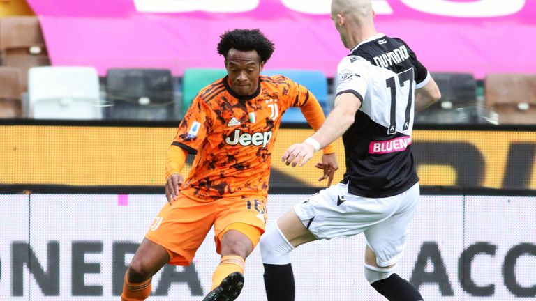 Udinese's Bram Nuytinck and Juventus' Juan Cuadrado vie for the ball 