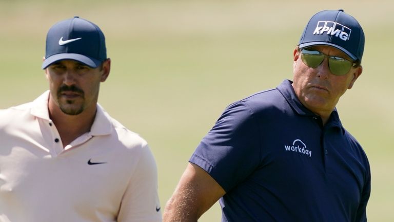 Koepka remató dos tiros detrás de Phil Mickelson en la PGA