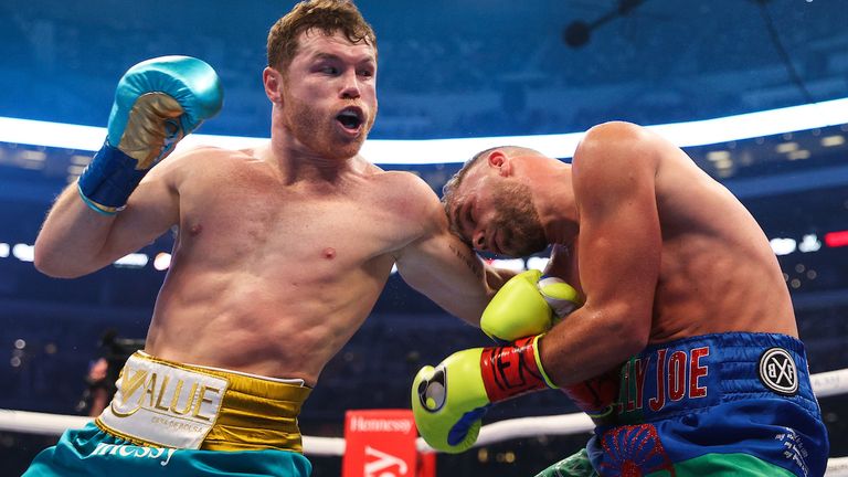 8 de mayo de 2021;  Arlington, TX;  Saul "Canela" Álvarez y Billy Joe Saunders durante su combate de boxeo el 8 de mayo en AT&T Stadium en Arlington, TX.  Crédito requerido: Ed Mulholland / Matchroom.