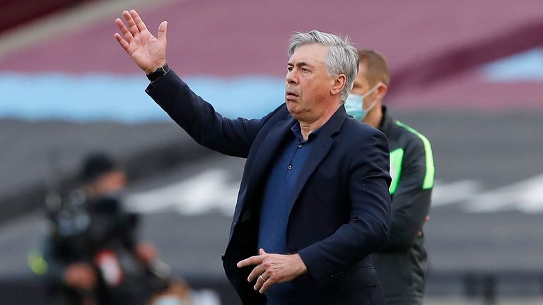 Carlo Ancelotti punta dalla cucitura