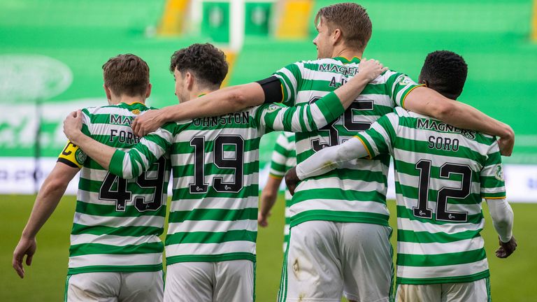 Glasgow, Escocia - 12 de mayo: Christopher Agger del Celtic celebra su gol con sus compañeros durante el partido de la Premier League escocesa entre el Celtic y el St Johnston en el Celtic Park el 12 de mayo de 2021, en Glasgow, Escocia.  (Foto de Craig Williamson / SNS Group)