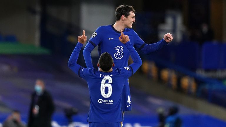 Los jugadores del Chelsea celebran a tiempo completo la victoria de la vuelta de semifinales de la Champions ante el Real Madrid