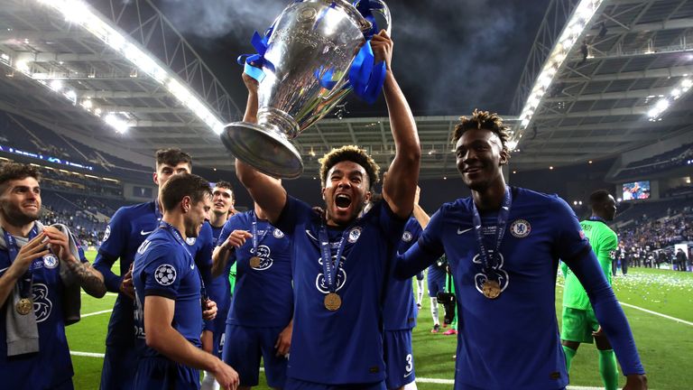 Reece James del Chelsea sostiene en alto el trofeo de la Liga de Campeones