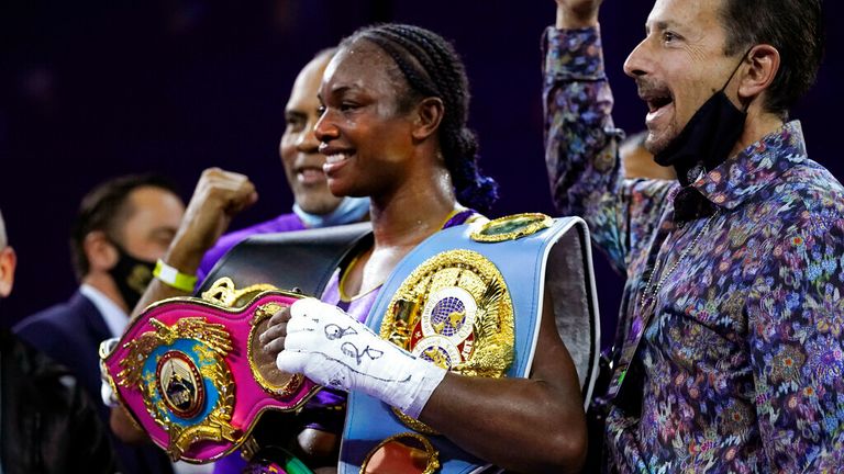 Claressa Shields sostiene sus cinturones de campeonato luego de derrotar a Marie-Eve Dicaire por decisión por el título de boxeo de peso súper welter femenino el viernes 5 de marzo de 2021 en Flint, Michigan (Foto AP / Carlos Osorio)