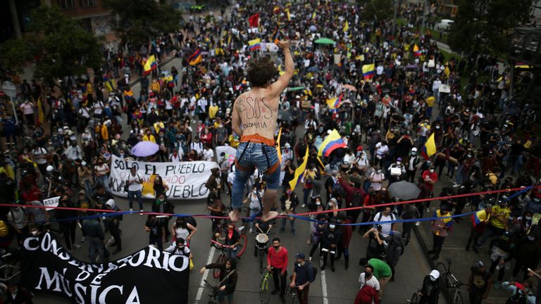 Toma aérea de las protestas en Colombia (AP)