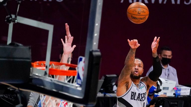 El escolta de los Portland Trail Blazers Damian Lillard (0) dispara un gol de tres puntos durante la segunda mitad de un partido de baloncesto de la NBA contra los Brooklyn Nets, el viernes 30 de abril de 2021 en Nueva York.  (Foto AP / Mary Altaffer)