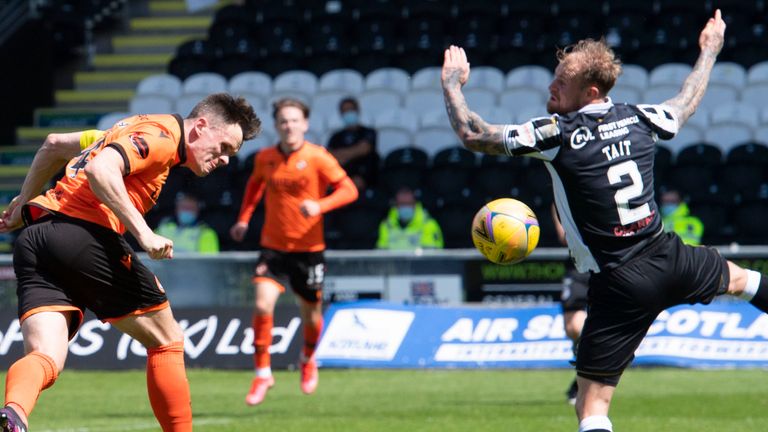 PAISLEY, SCOTLAND - MAY 16: Dundee United's Lawrence Shankland (L) misses a first half headed chance during the Scottish Premiership match between St Mirren and Dundee Utd at the SMISA Stadium, on May 16, 2021, in Paisley, Scotland. (Photo by Mark Scates / SNS Group)