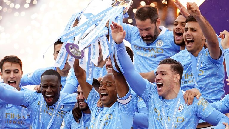 Manchester City&#39;s Fernandinho raises the trophy to celebrate winning the English Premier League title after the soccer match between Manchester City and Everton at the Etihad stadium in Manchester, Sunday, May 23, 2021.(AP Photo/Dave Thompson, Pool)